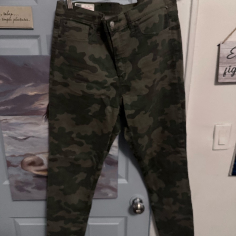 GAP Women’s Green Camouflage Denim Utility Pants